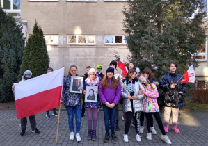 Uczniowie klasy 4b z flagami Polski.